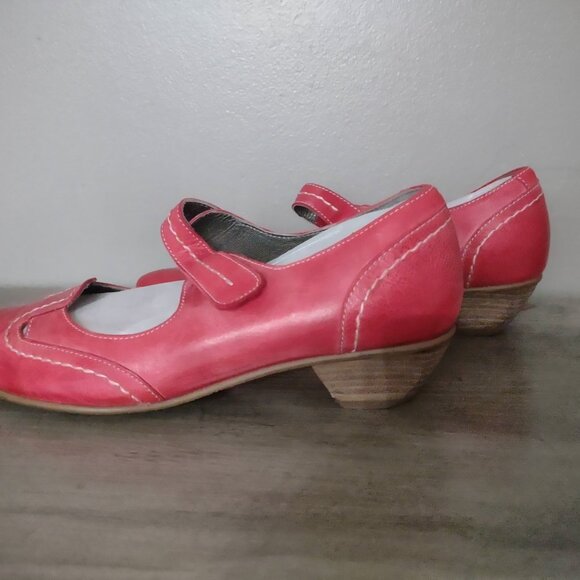 Fidji red leather low heel mary jane pumps -  EUC - size 38.5 - size 8.5 - Picture 5 of 8